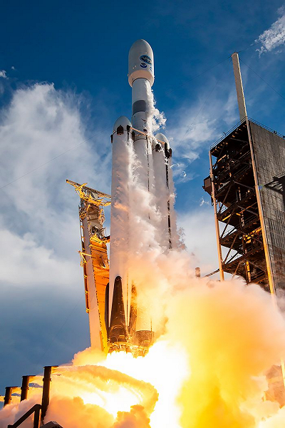 Илон Маск опубликовал зрелищное видео с последним стартом сверхтяжёлой ракеты Falcon Heavy